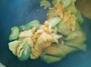 加入煎好的鸡蛋翻炒均匀即可出锅。