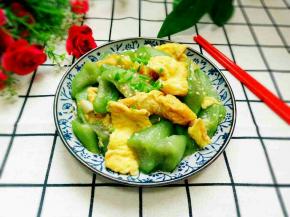 装盘撒上葱花和熟白芝麻，简单美味。