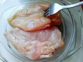 鸡胸肉洗干净，用叉子扎满洞洞眼，这样腌制比较入味，再切成小块。(大小根据个人喜欢，建议不要太大)