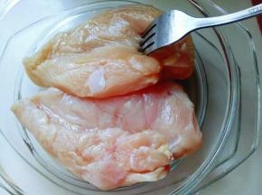 鸡胸肉洗干净，用叉子扎满洞洞眼，这样腌制比较入味，再切成小块。(大小根据个人喜欢，建议不要太大)