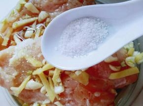 加入切好的葱姜蒜，再加入料酒，加入盐。