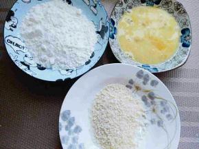 鸡蛋敲再碗里，面粉，面包糠分别放在容器中。