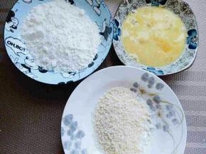 鸡蛋敲再碗里，面粉，面包糠分别放在容器中。