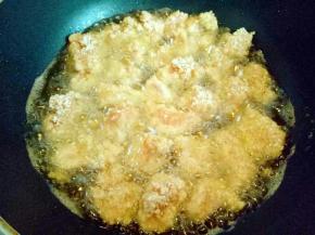 平底锅中倒油，油温6成时下入鸡米花，炸至表面金黄，捞出再复炸一次，这样会更酥脆哦。