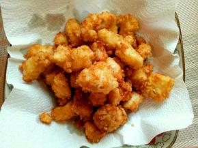 捞出，放在油纸上吸一下油。  待油温再次升高时，倒入炸过一次的鸡米花，复炸38秒，立即捞出。