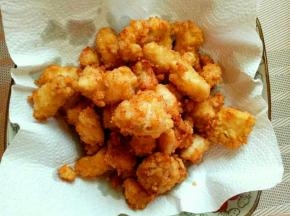 捞出，放在油纸上吸一下油。  待油温再次升高时，倒入炸过一次的鸡米花，复炸38秒，立即捞出。