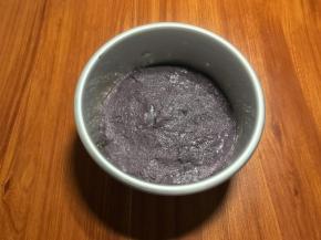 转移到6寸蛋糕盆中，蛋糕盆中铺油纸