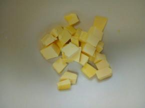 黄油切小块，室温软化，软化到用手指按一下，可以轻松按下去，软软的即可。#室温软化哦#