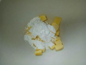 把糖粉加入黄油中，用筷子搅拌一下，看不糖粉，防止电动打蛋器打黄油时，糖粉飘起来。