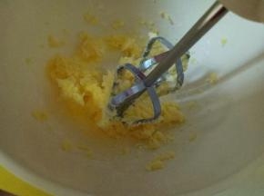 用电动打蛋器打发黄油，打至黄油体积变大。