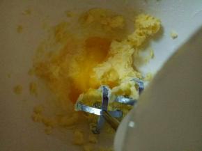 加入蛋液，继续用电动打蛋器打，使蛋液和黄油融合再一起。(一定要完全融合)