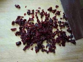 蔓越莓干洗干净淋干水份，切碎。