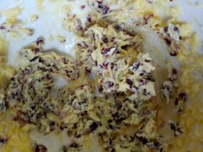 继续用电动打蛋器打30秒即可，让蔓越莓和黄油均匀混合再一起，(用铲子翻拌均匀也冷。)