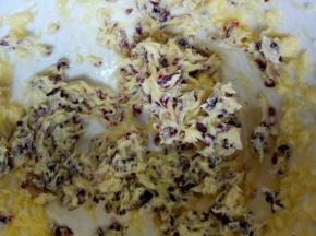 继续用电动打蛋器打30秒即可，让蔓越莓和黄油均匀混合再一起，(用铲子翻拌均匀也冷。)