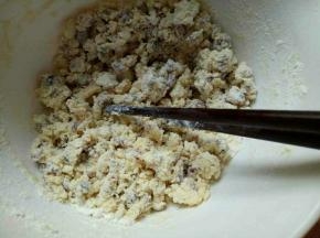 筛入低筋面粉，用筷子搅拌，再揉成面团。