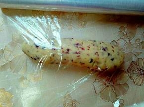 揉好的面团后用保鲜膜包起来，按压做出长方形。