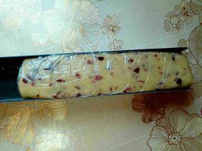 整形后放入磨具中，要包上保鲜膜再放入磨具哦，不然不好脱模。放入冰箱冷冻1小时左右，(没有磨具也可以，整形后直接放入冰箱冷冻)