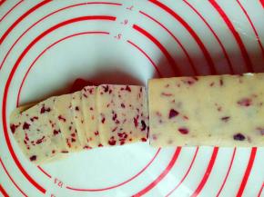 从冰箱取出，用锋利的刀切片，不要太厚，(冷冻的不要太硬，更加不要太软，那样都不好切，切出来也不好看。)