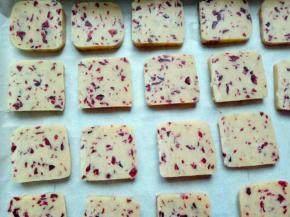 切好的饼干，放入有油纸的烤盘中，间隔一点距离，烤箱150度预热5分钟，烤盘放入烤箱中层，150度烤15-18分钟，(根据自家烤箱性能另定温度及时间。)注意观察颜色。