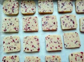 切好的饼干，放入有油纸的烤盘中，间隔一点距离，烤箱150度预热5分钟，烤盘放入烤箱中层，150度烤15-18分钟，(根据自家烤箱性能另定温度及时间。)注意观察颜色。