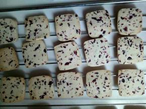 戴上隔热手套，取出烤盘，放在烤网上晾凉。