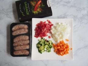 准备好食材，牛肉、胡萝卜、洋葱、黄瓜切成丁，罗勒味肠解冻