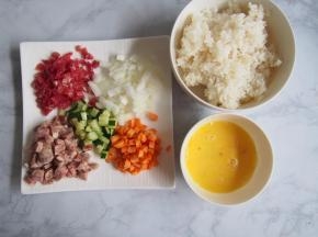 香肠切丁，米饭准备好，鸡蛋打散备用
