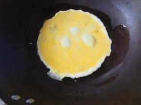 锅内热油，放入打散的鸡蛋煎熟