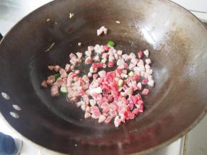 加入牛肉丁翻炒