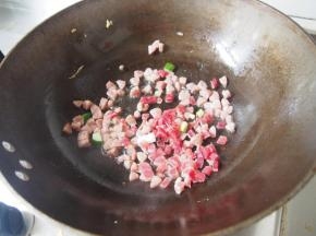 加入牛肉丁翻炒