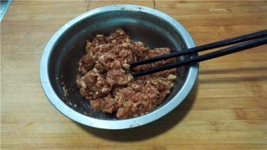 猪肉馅中加入料酒、油、盐、生抽、葱姜等搅拌均匀，上劲，形成肉馅。