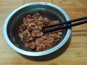 猪肉馅中加入料酒、油、盐、生抽、葱姜等搅拌均匀，上劲，形成肉馅。