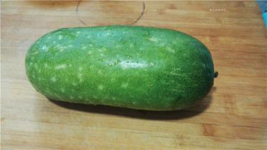 冬瓜清洗干净；