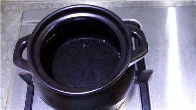 砂锅注入六分满的水，烧热。