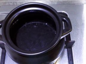 砂锅注入六分满的水，烧热。