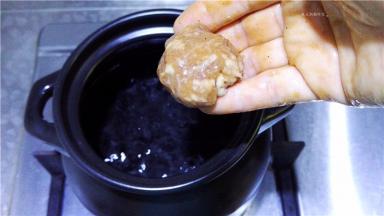 然后下入丸子。