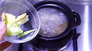 水开后放入葱结和姜片。