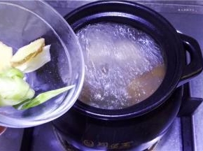 水开后放入葱结和姜片。
