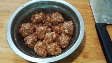 将肉馅团成均匀的丸子备用。