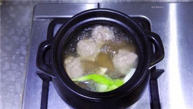 继续加热至丸子浮起。