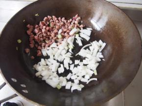 加入洋葱丁翻炒