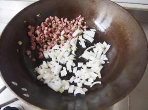 加入洋葱丁翻炒