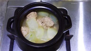 期间慢慢翻动冬瓜和丸子，至冬瓜变透明状，根据家人口味可以少加一点点盐调味，即可关火。