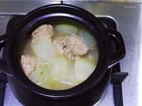 期间慢慢翻动冬瓜和丸子，至冬瓜变透明状，根据家人口味可以少加一点点盐调味，即可关火。