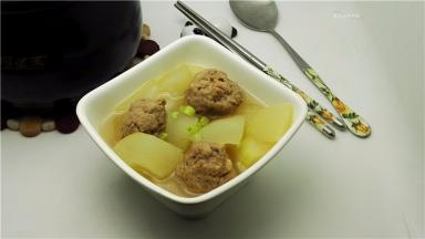 美味的冬瓜丸子上桌啦。