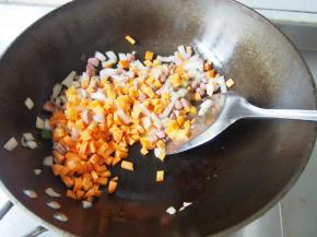 加入胡萝卜丁翻炒