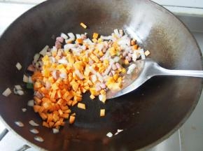 加入胡萝卜丁翻炒