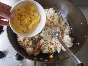 将刚才煎好的鸡蛋打碎，加入米饭搅拌均匀