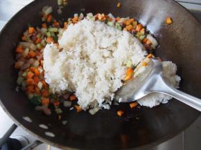 加入米饭，翻炒均匀，可以加入适量清水，将米饭打散