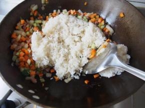 加入米饭，翻炒均匀，可以加入适量清水，将米饭打散